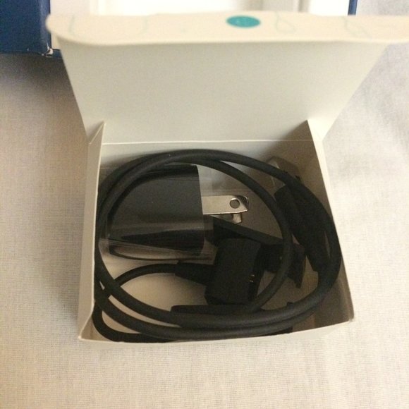 Fitbit Charge 2 Activity Tracker ~ Large ~ Black Band + (3) additional bands - Picture 4 of 10